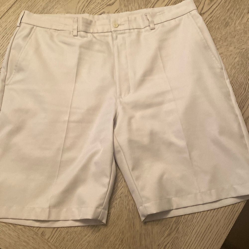 Men’s golf shorts